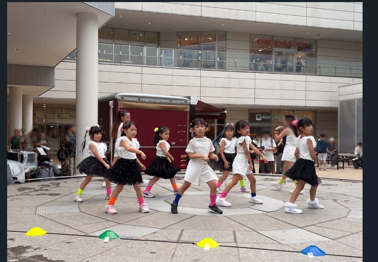 広場のステージで踊るたまプラーザクラスの子どもたち